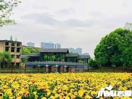 (项目周边屈原公园实景图)