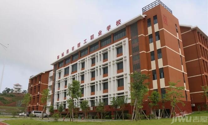 防城港市理工职业学校位于江山半岛科教园区内,东望西海湾,西邻财经