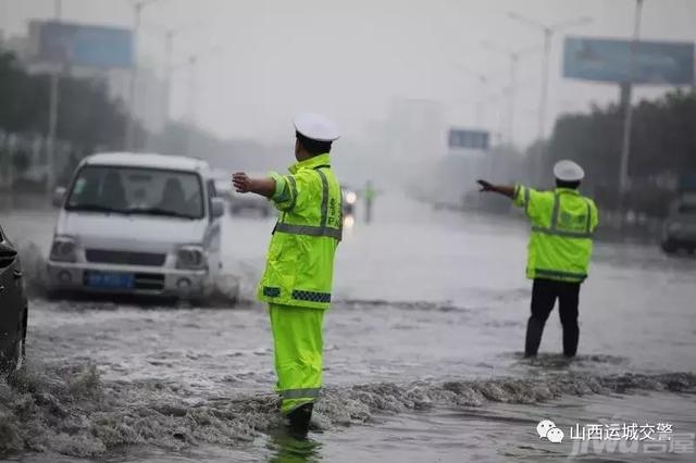运城市交警全力确保雨天道路安全畅通
