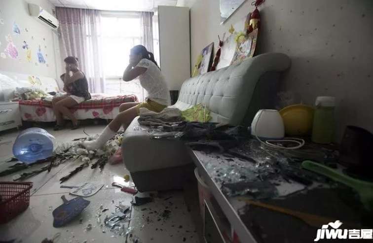为什么不要劝别人不买房姐劝弟不要买房后来弟媳妇竟把姐姐家砸了