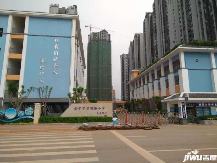 项目周边的滨湖路小学-五象校区实景图