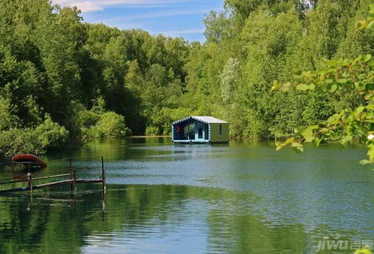 湖面上的"扁舟" 在莫斯科的青山绿水边,有这样一间漂浮在湖中的小屋