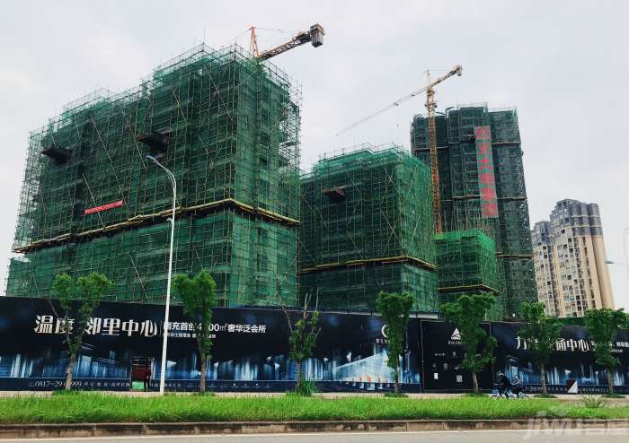 楼盘方面:目前片区共计10个楼盘,在售楼盘有恒大御峰,馨河怡景,英伦