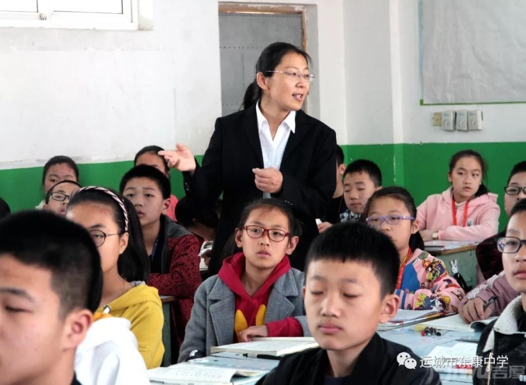 的专题访谈报道《岁月情深不辜负》记录了东康中学王彦丽老师的一天