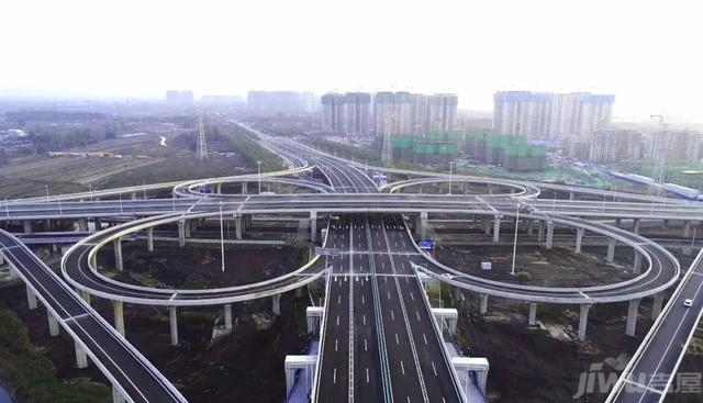 中牟县第一座全苜宿叶式三层互通立交今日13日通车