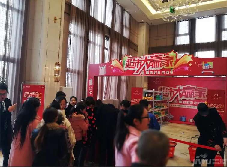 上演了一场疯狂精彩的"超市抢购"大战!