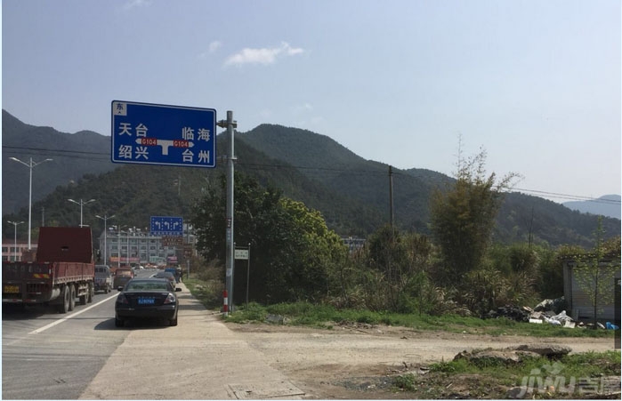 该地块靠近连接仙居县,天台县,白水洋镇的交通要道.