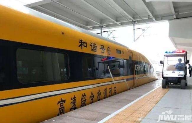 在動車綜合檢測列車車廂內,工作人員正在調試設備,為發車做準備.